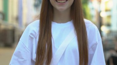 Gülümseyen genç kadın mavi pasaport, uluslararası seyahat belgesi, seyahat