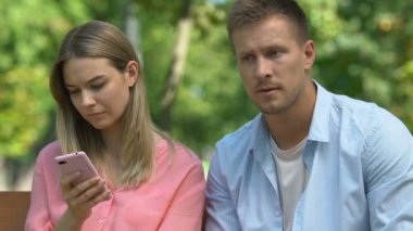 Bir kadını cep telefonuyla rahatsız etmek sevgililerini görmezden gelmek uzlaşma çabaları, kriz