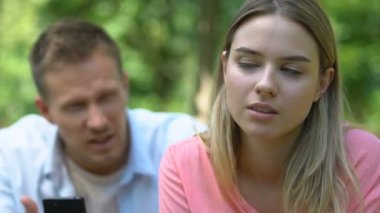 Erkek, kız arkadaşıyla tartışıyor telefonunda özel mesajlar okuyor, kıskanıyor.