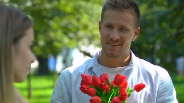 Kendine güvenen bir kadın, bir buket laleyle erkeği görmezden geliyor, karşılıksız bir aşk.