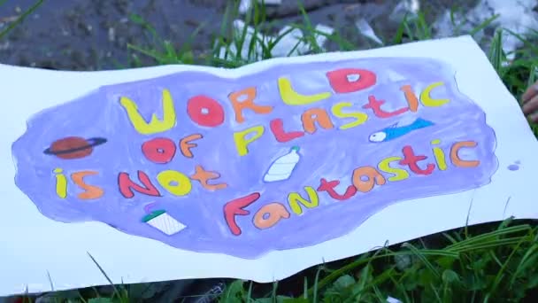 Wereld van plastic is niet fantastisch poster op stortplaats, wereldwijde vervuiling gevaar — Stockvideo