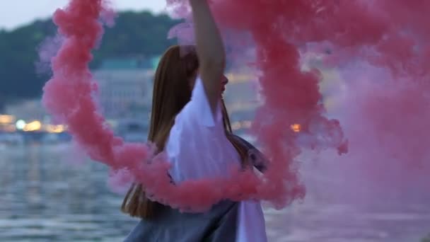 Jeune fille excitée dansant avec bombe de fumée de couleur, jouissant de la liberté des jeunes, amusant — Video