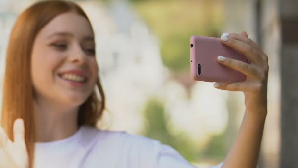 비디오 스마트폰 앱, 창의적 인 직업, 기술을 촬영하는 여성 블로거 — 비디오