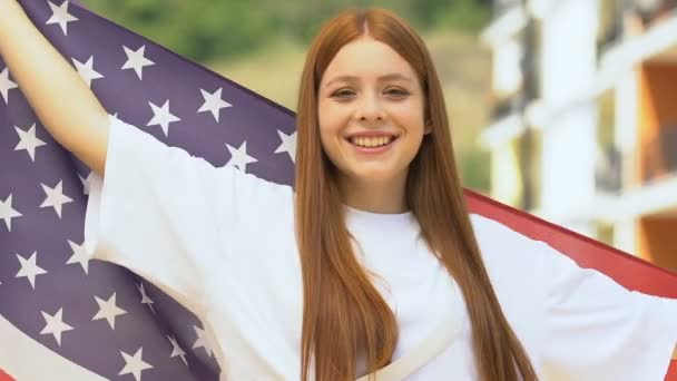 Joyful jovem com bandeira americana enviando ar beijo câmera, feriado nacional — Vídeo de Stock