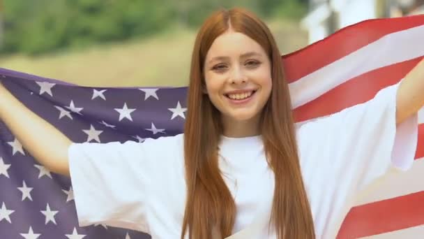 Bandeira americana em mãos femininas, celebração do dia da independência, patriota feliz — Vídeo de Stock