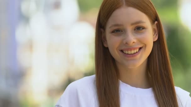 Muito sorridente adolescente feminino mostrando gesto de paz, geração milenar liberdade — Vídeo de Stock