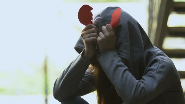 Depressive junge Frau mit gebrochenem Herzen, die allein auf der Straße sitzt, Schmerz — Stockvideo