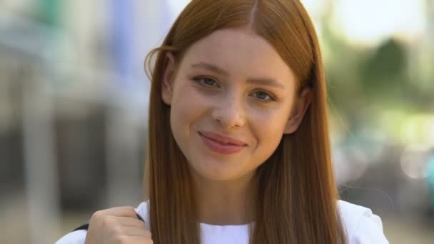 Adolescente de cabelos vermelhos atraente sorrindo na câmera, beleza natural, feminilidade — Vídeo de Stock