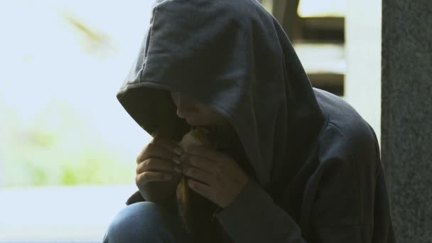 Triste adolescent capuche manger sandwich assis à l'extérieur, problème de puberté frustration — Video