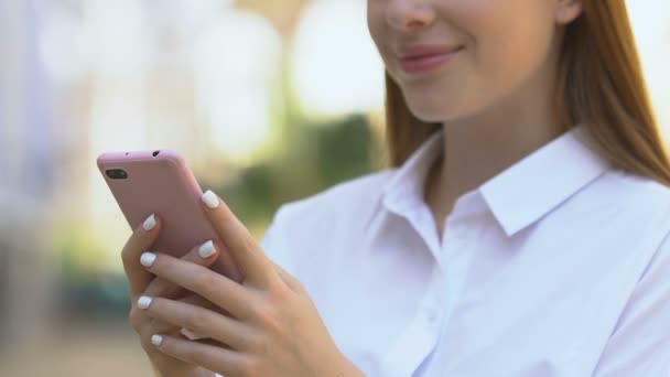 Sorrindo atraente feminino conversando por aplicativo de smartphone, rede social — Vídeo de Stock