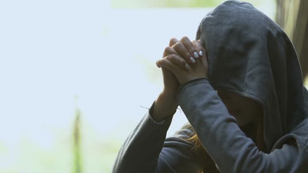 Deprimida jovem mulher segurando a mão ajudando, suporte de crise de vida, cuidados de amizade — Vídeo de Stock