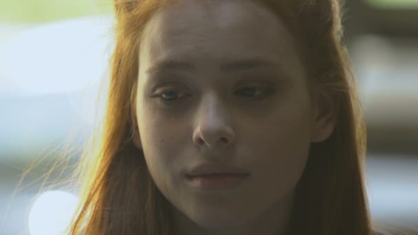 Triste adolescente chorando, romper sentimentos negativos, mulher emocional, tristeza — Vídeo de Stock