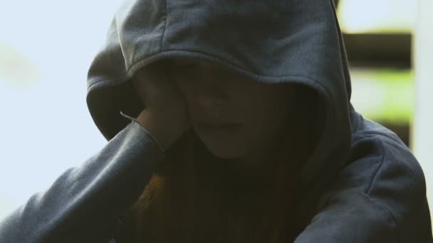 Pessimistische vrouwelijke tiener dragen kap kijken depressief, puberteit hopeloosheid — Stockvideo