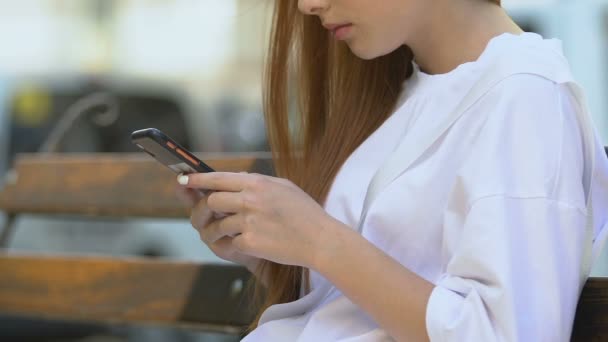 Verslaafde jonge vrouw scrollen sociale netwerk foto 's door smartphone applicatie — Stockvideo
