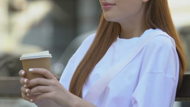 Unzufriedener Teenager, der Kaffee trinkt, schlechter Geschmack, Qualität der Fast-Food-Ernährung — Stockvideo