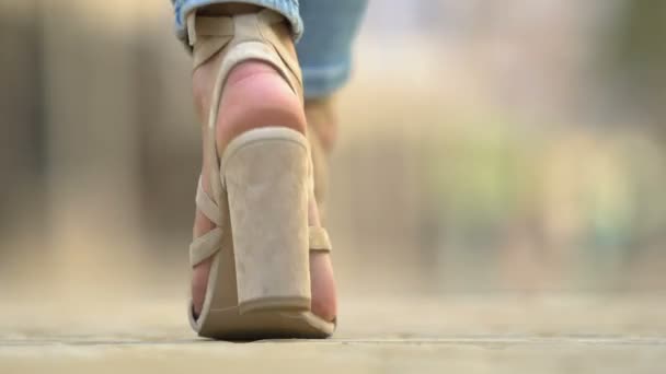 Woman legs wearing stylish high heel shoes walking city street, urban fashion — Stock Video