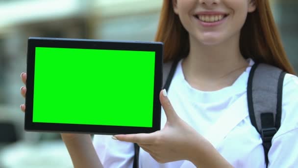 Sonriente adolescente femenino mostrando tableta de pantalla verde, programa de becas, conocimiento — Vídeo de stock