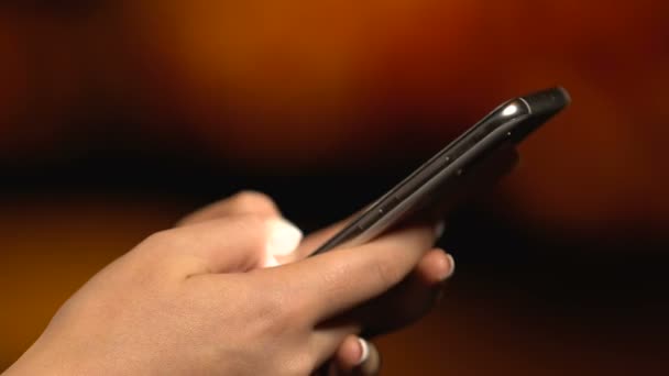 Vrouwelijke hand scrollen smartphone applicatie, taxi boeken, sociaal netwerk — Stockvideo
