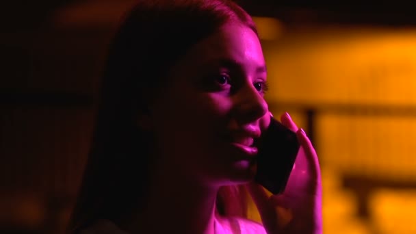 Ευτυχισμένη γυναίκα χιλιετή μιλώντας στο τηλέφωνο στο νυχτερινό κέντρο, ελεύθερος χρόνος των νέων, αναψυχή — Αρχείο Βίντεο
