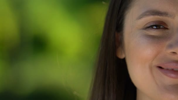 Щасливе обличчя молодої жінки, яка посміхається на камеру, баланс гормонів і здоров'я — стокове відео