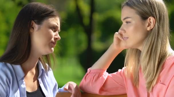 Najlepszy przyjaciel wspiera i pociesza smutną płaczącą kobietę w parku, zaufaniu i opiece — Wideo stockowe