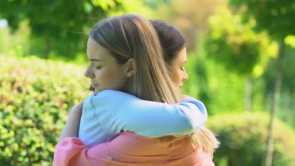 Freundliche Blondine umarmt und unterstützt depressive beste Freundin, Beziehungen — Stockvideo