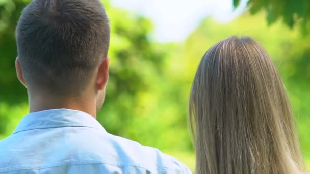 Jovem casal feliz no amor abraçando e relaxando no parque, relacionamentos fortes — Vídeo de Stock