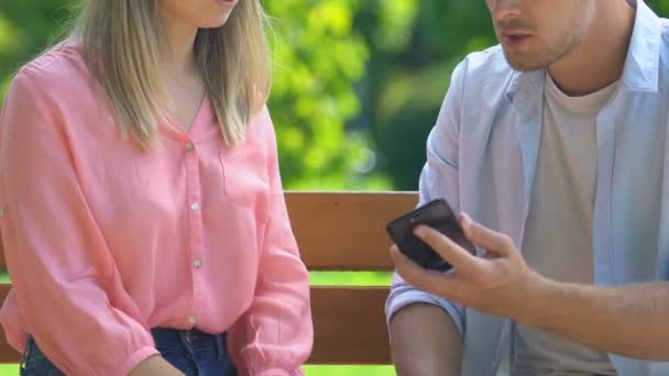 Celoso novio sosteniendo las niñas smartphone y peleas, desconfianza y crisis — Vídeo de stock