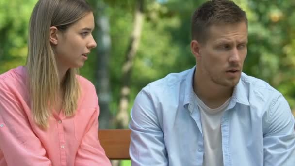 친구들 과 이야기하는 피곤 한 남자는 관계의 위기, 이별의 위험을 불평 한다 — 비디오