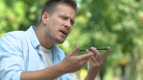 Man ruziën met vriendin via de telefoon, relaties conflict, close-up — Stockvideo