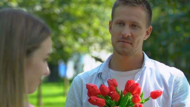 Aantrekkelijke dame blij om boeket bloemen ontvangen van geliefde vriend — Stockvideo