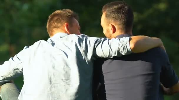 Hombre abrazando sobre el hombro a su mejor amigo, calmando y apoyando, amistad — Vídeos de Stock