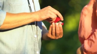 Şaşırmış kız nişan yüzüğünü reddeden adam ona veriyor, ayrılık, yakın çekim.