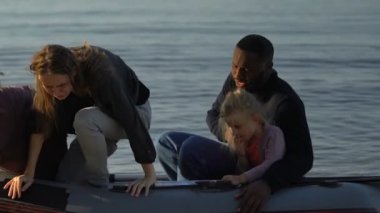 Mülteci ailesinin adaya inmesi, memleketten kaçması, sorun.