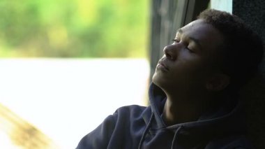 Depresyondaki Afro-Amerikan erkek ergen yalnız, evden kaçtı.