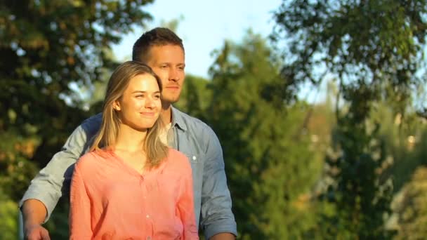 Verliefde man en vrouw bewonderen prachtige zonsondergang teder omhelzend, magisch uur — Stockvideo