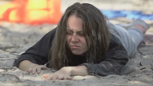 Egy nő kiköpi a vizet, elveszíti az eszméletét, miután túlélte a repülőszerencsétlenséget. — Stock videók