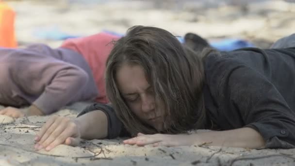 Mom and daughter spitting out water losing consciousness on shore, plane crash — Stock Video