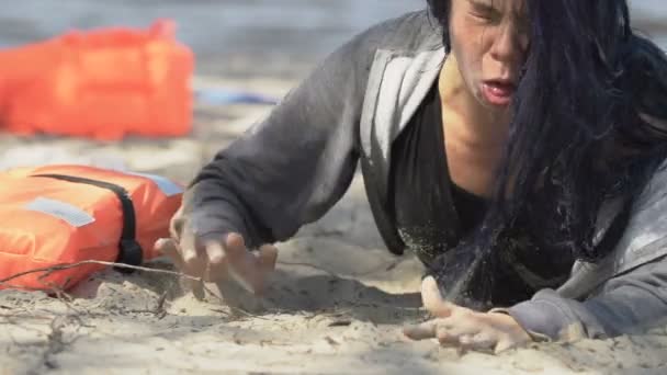 Herstel van het bewustzijn van de vrouw aan de zeekust, overleven bij een vliegtuigongeluk, tragedie — Stockvideo