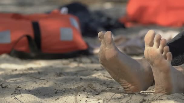 Kaki wanita yang menderita kejang-kejang di pantai laut, bertahan hidup dalam kecelakaan pesawat — Stok Video