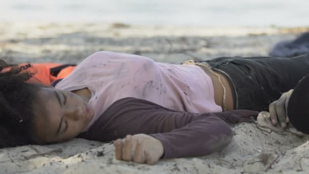 Rifugiati afro-americani dispersi sdraiati sulla spiaggia dopo la catastrofe del naufragio, vittime — Video Stock