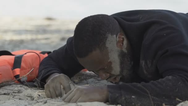Túlélt afro-amerikai férfi depresszióban szenved, miután elvesztette a családját, hajótörést szenvedett. — Stock videók