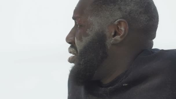 Плачущий чёрный бездомный сожалеет о жизненных проблемах, смотрит в камеру — стоковое видео