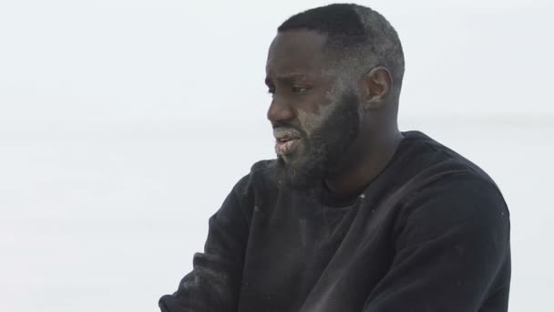 Afectado afroamericano sin hogar hombre temblando de frío, mirando a la cámara — Vídeos de Stock