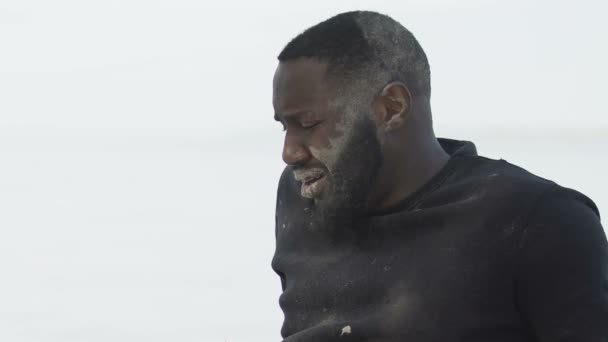 Profundamente triste hombre afroamericano abrazando chaleco salvavidas, accidente de avión sobrevivió víctima — Vídeo de stock
