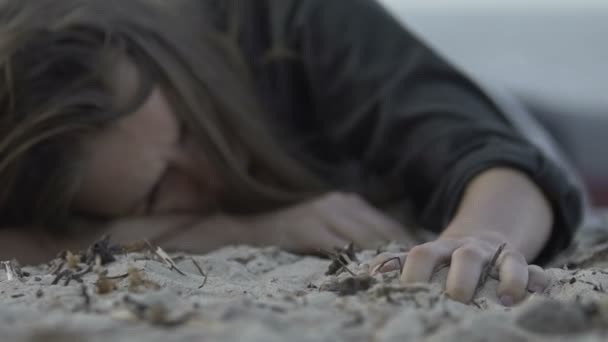 Ženská oběť ztroskotání nabývá vědomí na pobřeží oceánu a kašle — Stock video