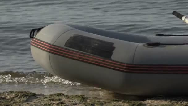 Лодка на берегу океана, оборудование для спасения жизни после кораблекрушения, катастрофа — стоковое видео