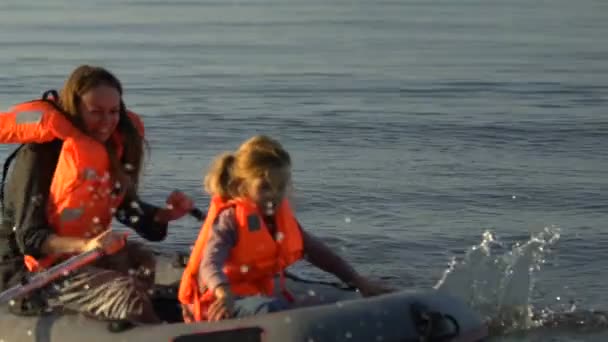 Mother and little daughter getting ashore on lifeboat, escaping after shipwreck — Stock Video