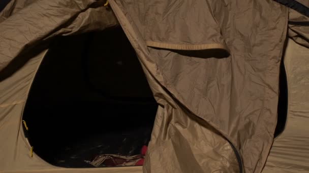 Mujer escondida en la tienda, luces de emergencia parpadeando, campamento ilegal en la reserva natural — Vídeo de stock
