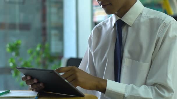 Schüler tippen Schulaufgaben in Tablet, Technologien erleichtern das Lernen — Stockvideo